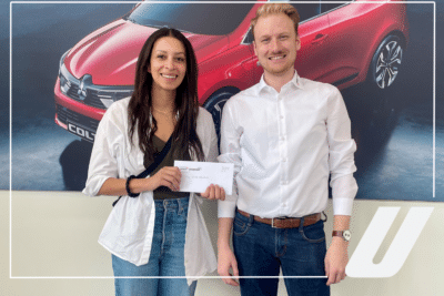 Glückliche Gewinnerin beim Gewinnspiel – Gutschein feierlich überreicht