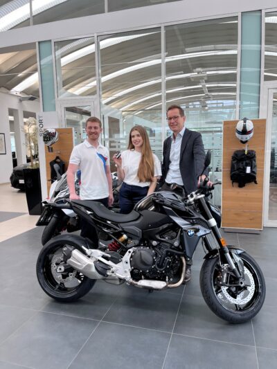 BMW Übergabe an Influencerin & Dancing Stars Teilnehmerin Anna Strigl: Ihre neue BMW F 900 R