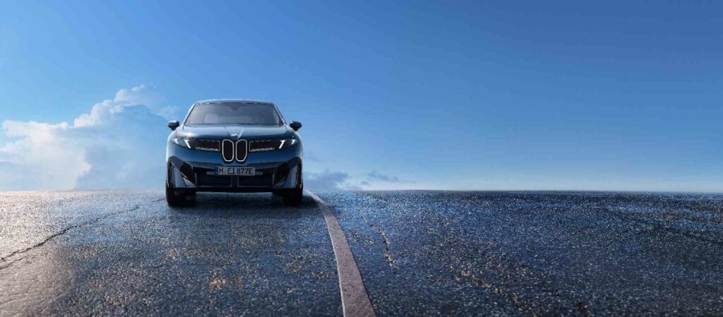 BMW-iX3-auf-Straße-Front-quer