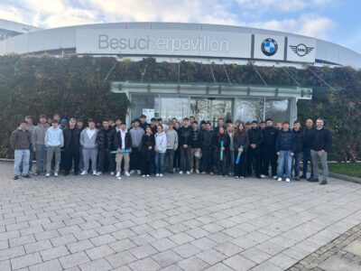 Unterberger Automobile besucht mit 52 neuen Lehrlingen Europas größtes BMW Werk